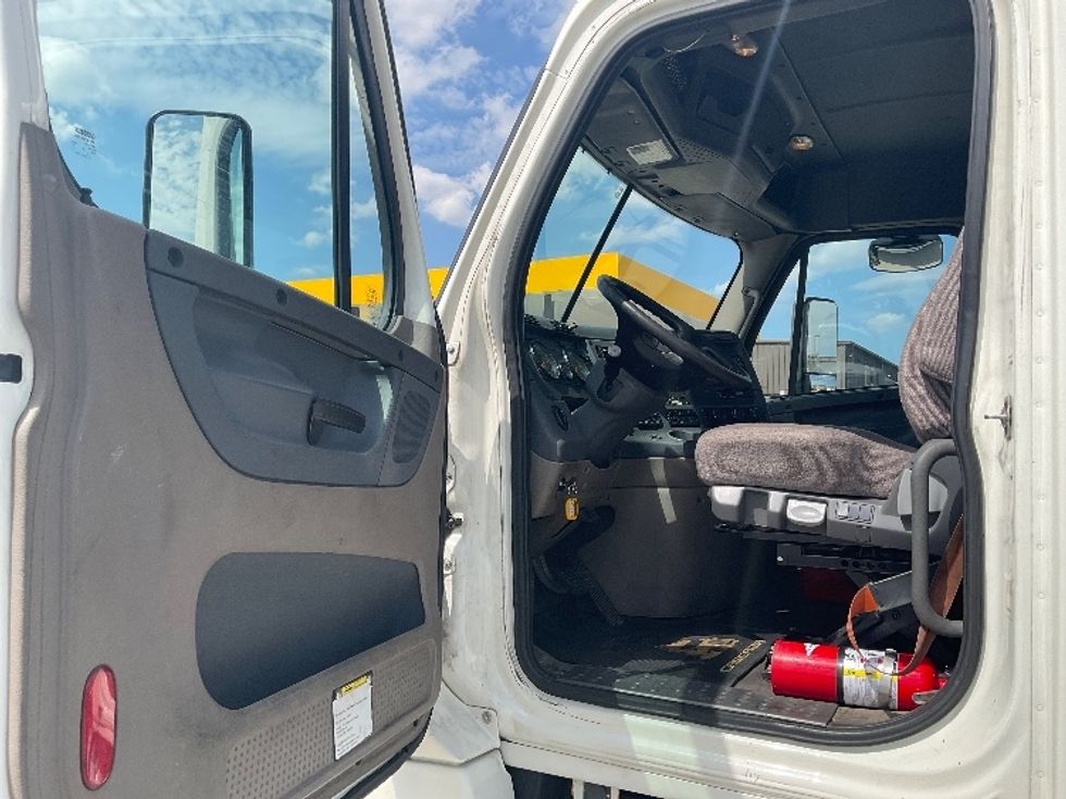 Day Cab Tractor-Heavy Duty Tractors-Freightliner-2019-Cascadia 12564ST-Indianapolis-IN-568,816\n\t\tmiles-$ 29,750 - Image 9