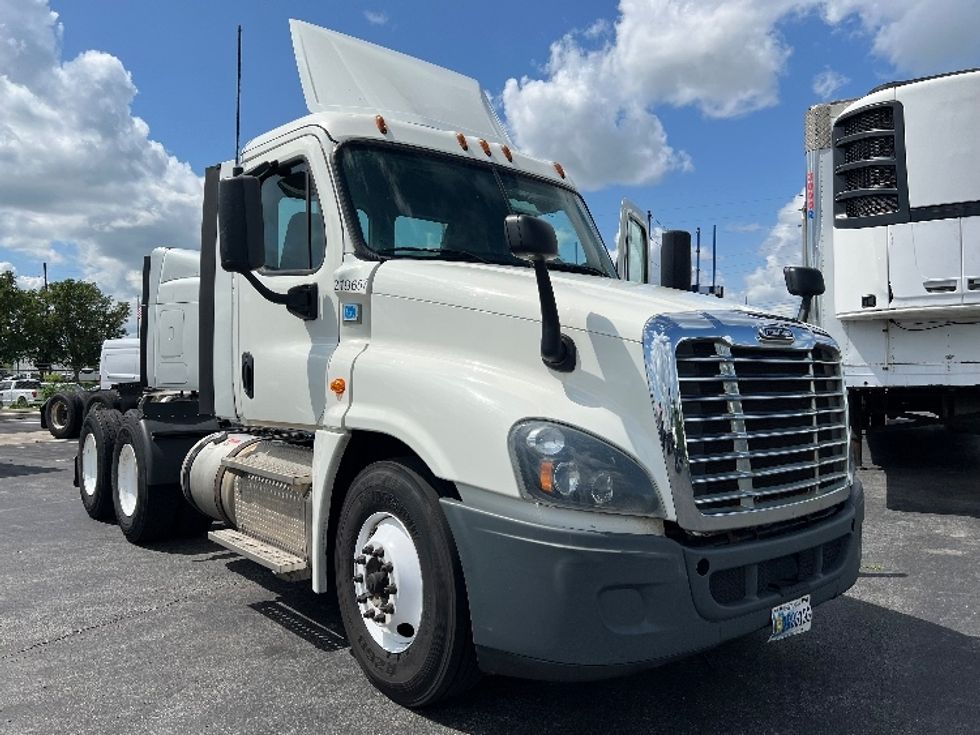 Day Cab Tractor-Heavy Duty Tractors-Freightliner-2019-Cascadia 12564ST-Indianapolis-IN-610,490\n\t\tmiles-$ 25,750 - Image 1