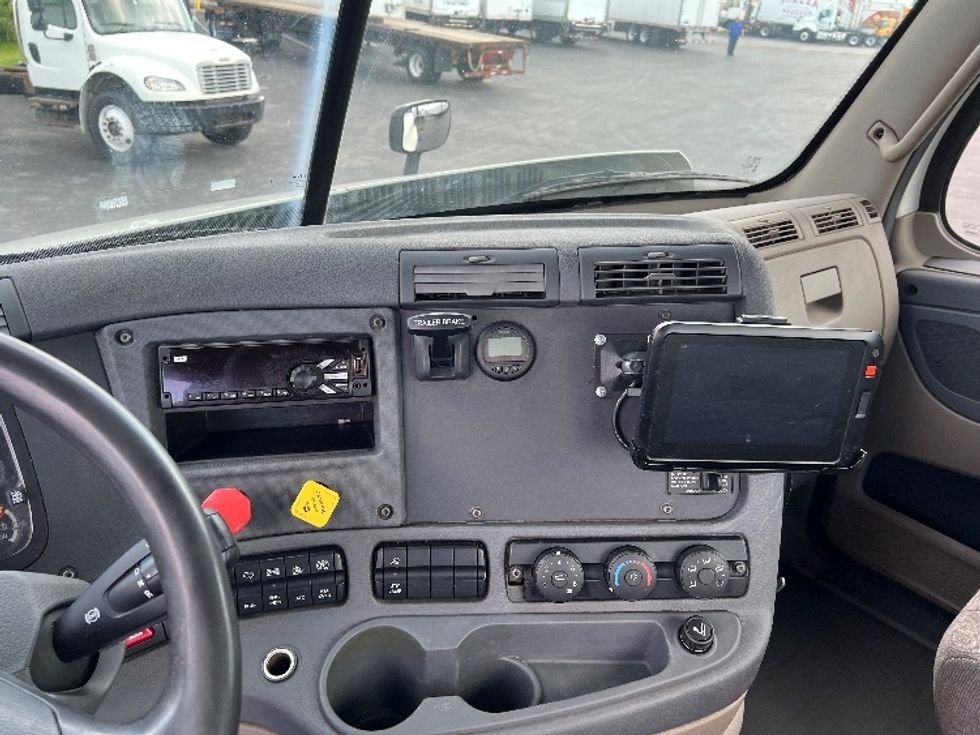 Day Cab Tractor-Heavy Duty Tractors-Freightliner-2019-Cascadia 12564ST-Indianapolis-IN-610,490\n\t\tmiles-$ 25,750 - Image 10