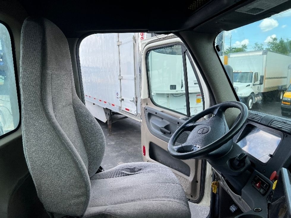 Day Cab Tractor-Heavy Duty Tractors-Freightliner-2019-Cascadia 12564ST-Indianapolis-IN-610,490\n\t\tmiles-$ 25,750 - Image 14