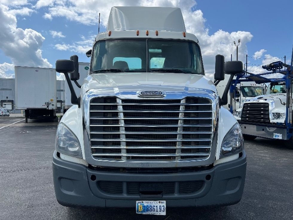 Day Cab Tractor-Heavy Duty Tractors-Freightliner-2019-Cascadia 12564ST-Indianapolis-IN-610,490\n\t\tmiles-$ 25,750 - Image 2