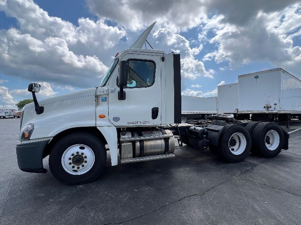 Day Cab Tractor-Heavy Duty Tractors-Freightliner-2019-Cascadia 12564ST-Indianapolis-IN-610,490\n\t\tmiles-$ 25,750 - Image 4