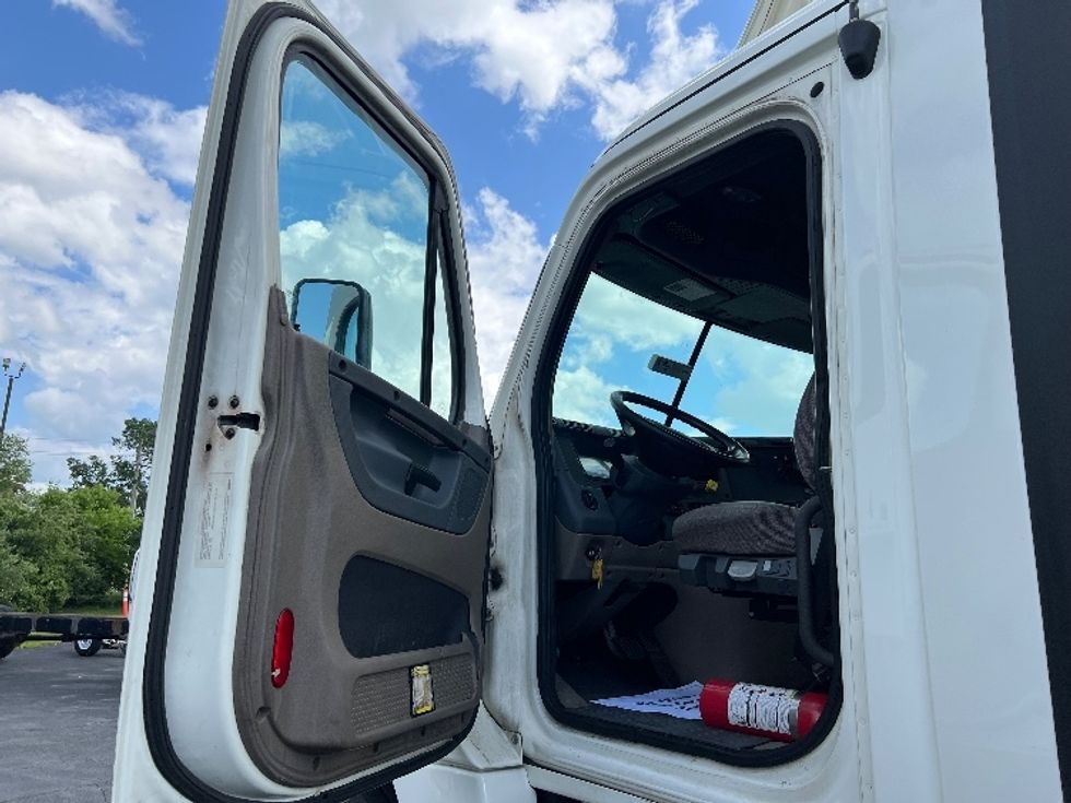 Day Cab Tractor-Heavy Duty Tractors-Freightliner-2019-Cascadia 12564ST-Indianapolis-IN-610,490\n\t\tmiles-$ 25,750 - Image 9