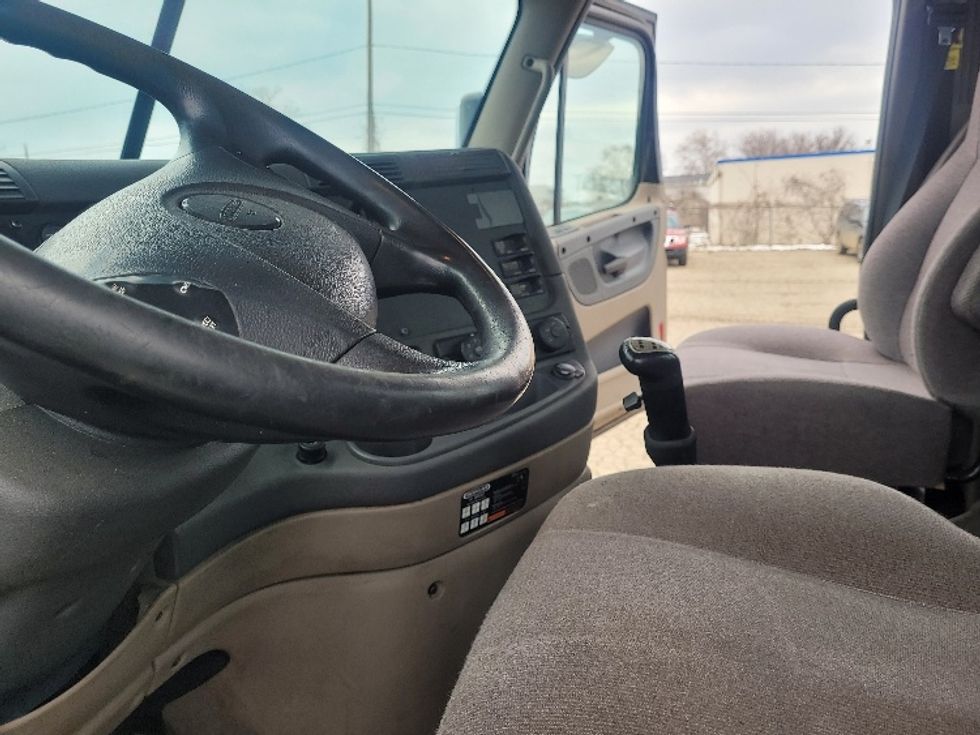 Day Cab Tractor-Heavy Duty Tractors-Freightliner-2019-Cascadia 12564ST-Jackson-MI-350,616\n\t\tmiles-$ 44,250 - Image 10