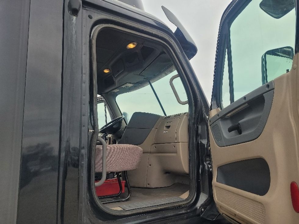 Day Cab Tractor-Heavy Duty Tractors-Freightliner-2019-Cascadia 12564ST-Jackson-MI-350,616\n\t\tmiles-$ 44,250 - Image 12