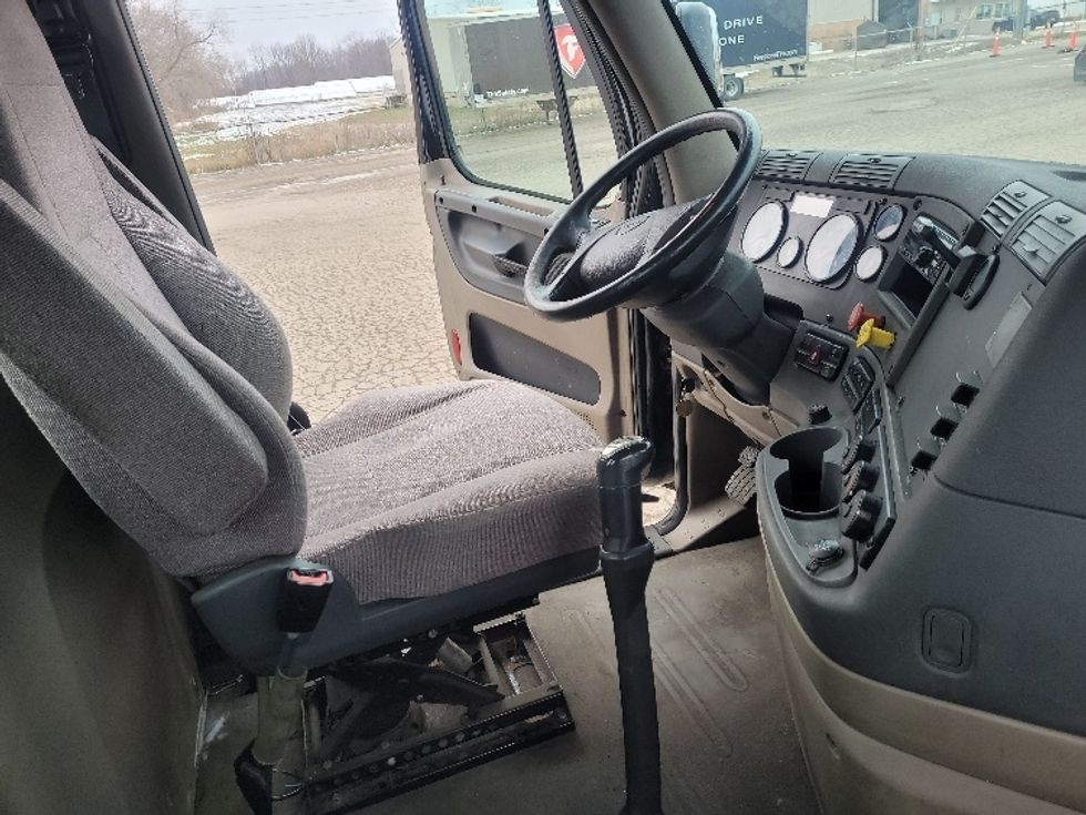 Day Cab Tractor-Heavy Duty Tractors-Freightliner-2019-Cascadia 12564ST-Jackson-MI-350,616\n\t\tmiles-$ 44,250 - Image 14