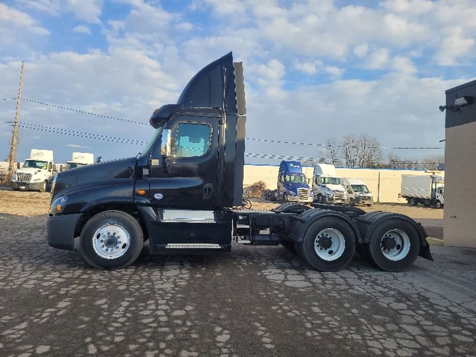 Day Cab Tractor-Heavy Duty Tractors-Freightliner-2019-Cascadia 12564ST-Jackson-MI-350,616\n\t\tmiles-$ 44,250 - Image 4