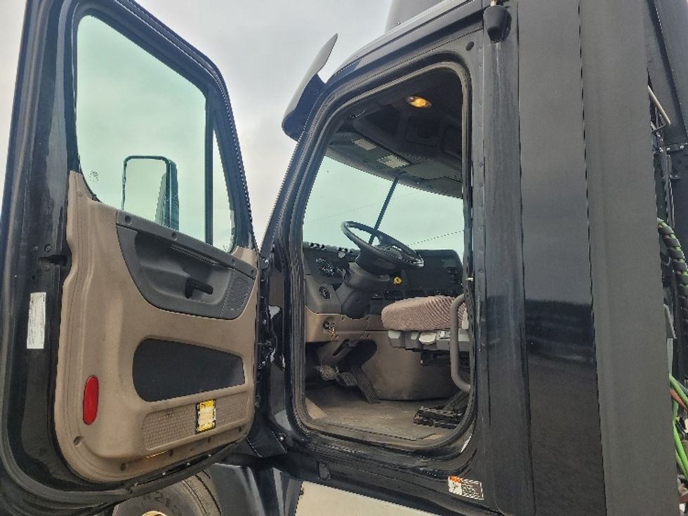 Day Cab Tractor-Heavy Duty Tractors-Freightliner-2019-Cascadia 12564ST-Jackson-MI-350,616\n\t\tmiles-$ 44,250 - Image 9