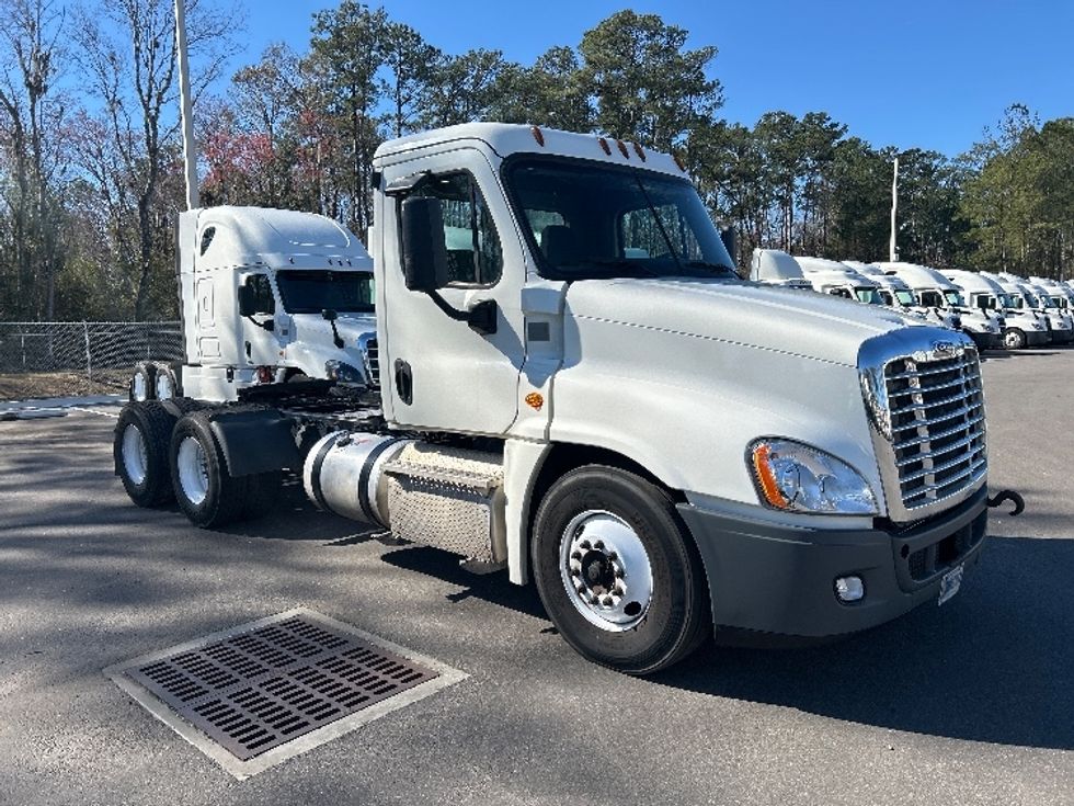 Day Cab Tractor-Heavy Duty Tractors-Freightliner-2019-Cascadia 12564ST-Jacksonville-FL-276,843\n\t\tmiles-$ 41,500 - Image 1