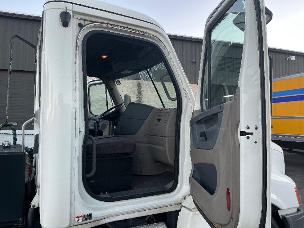 Day Cab Tractor-Heavy Duty Tractors-Freightliner-2019-Cascadia 12564ST-Jacksonville-FL-276,843\n\t\tmiles-$ 41,500 - Image 12