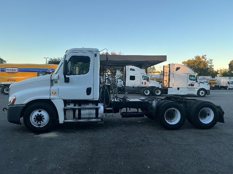 Day Cab Tractor-Heavy Duty Tractors-Freightliner-2019-Cascadia 12564ST-Jacksonville-FL-276,843\n\t\tmiles-$ 41,500 - Image 4