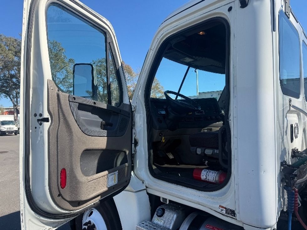 Day Cab Tractor-Heavy Duty Tractors-Freightliner-2019-Cascadia 12564ST-Jacksonville-FL-276,843\n\t\tmiles-$ 41,500 - Image 9