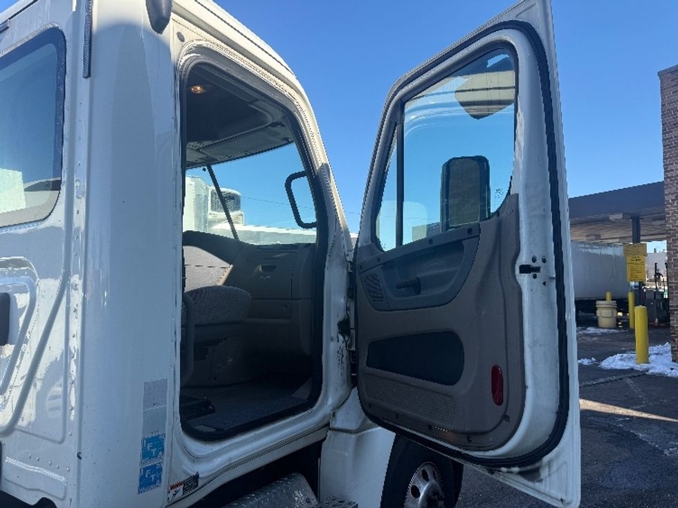 Day Cab Tractor-Heavy Duty Tractors-Freightliner-2019-Cascadia 12564ST-Jessup-MD-220,453\n\t\tmiles-$ 44,250 - Image 11