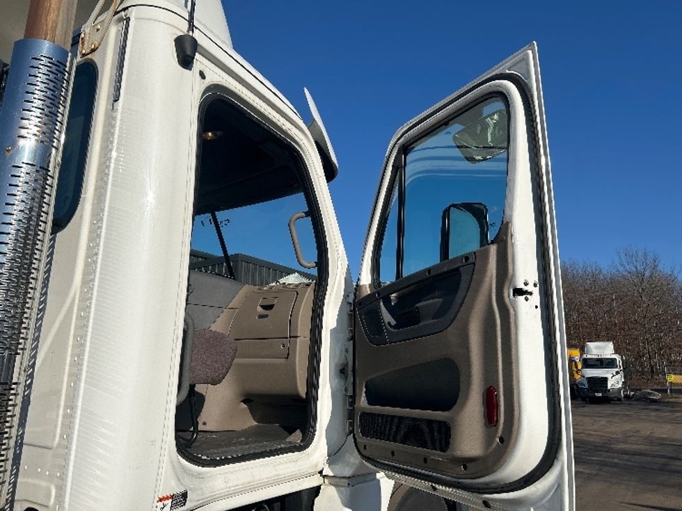 Day Cab Tractor-Heavy Duty Tractors-Freightliner-2019-Cascadia 12564ST-Jessup-PA-506,676\n\t\tmiles-$ 29,250 - Image 12