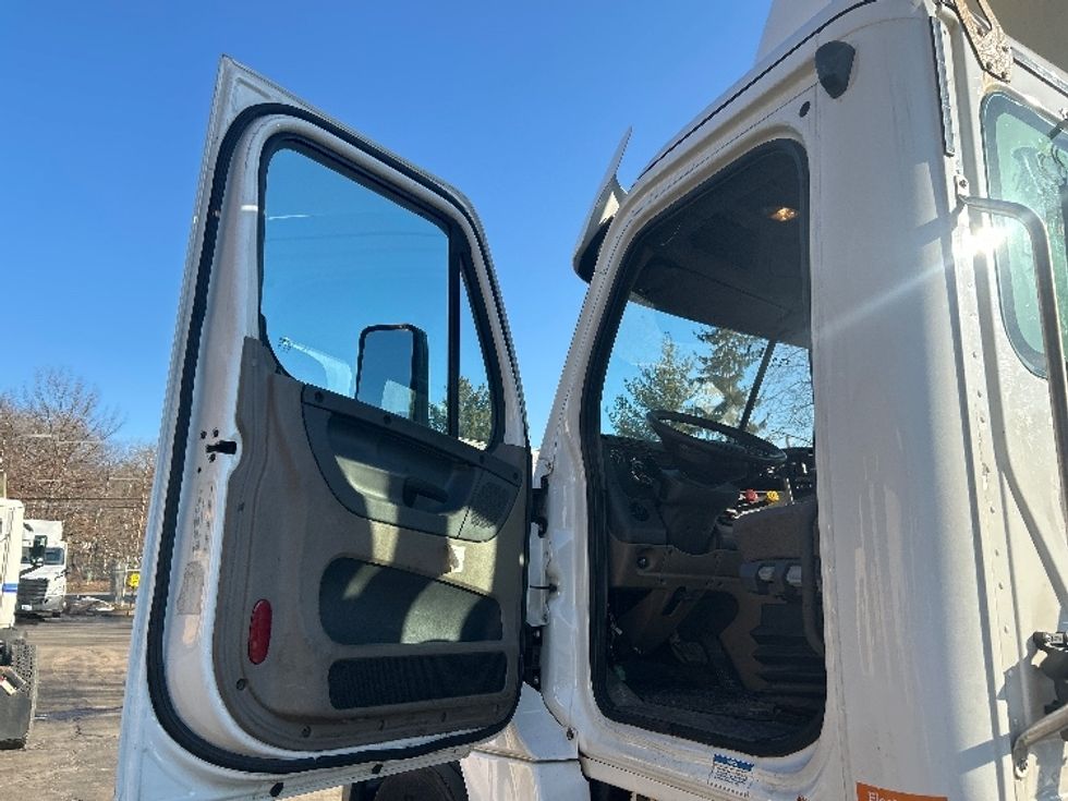 Day Cab Tractor-Heavy Duty Tractors-Freightliner-2019-Cascadia 12564ST-Jessup-PA-506,676\n\t\tmiles-$ 29,250 - Image 9