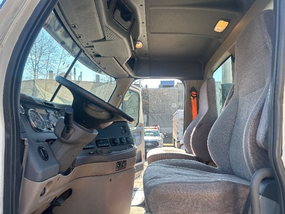 Day Cab Tractor-Heavy Duty Tractors-Freightliner-2019-Cascadia 12564ST-Jessup-PA-515,033\n\t\tmiles-$ 28,750 - Image 10