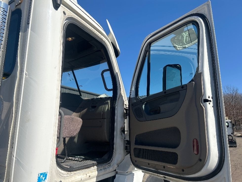 Day Cab Tractor-Heavy Duty Tractors-Freightliner-2019-Cascadia 12564ST-Jessup-PA-515,033\n\t\tmiles-$ 28,750 - Image 12