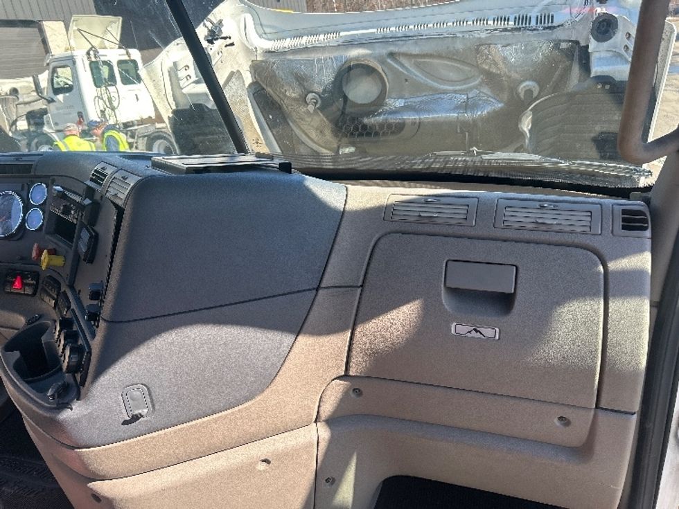 Day Cab Tractor-Heavy Duty Tractors-Freightliner-2019-Cascadia 12564ST-Jessup-PA-515,033\n\t\tmiles-$ 28,750 - Image 13