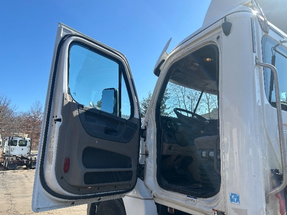 Day Cab Tractor-Heavy Duty Tractors-Freightliner-2019-Cascadia 12564ST-Jessup-PA-515,033\n\t\tmiles-$ 28,750 - Image 9
