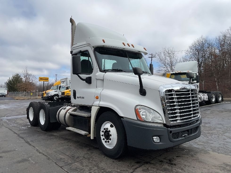 Day Cab Tractor-Heavy Duty Tractors-Freightliner-2019-Cascadia 12564ST-Jessup-PA-524,627\n\t\tmiles-$ 28,500 - Image 1