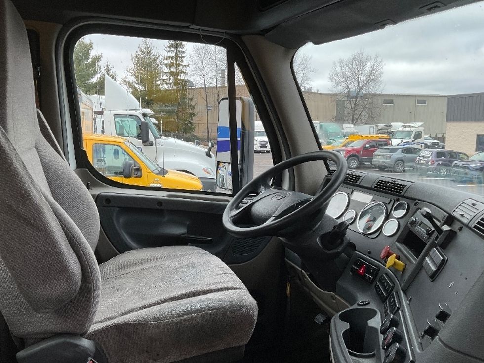 Day Cab Tractor-Heavy Duty Tractors-Freightliner-2019-Cascadia 12564ST-Jessup-PA-524,627\n\t\tmiles-$ 28,500 - Image 10