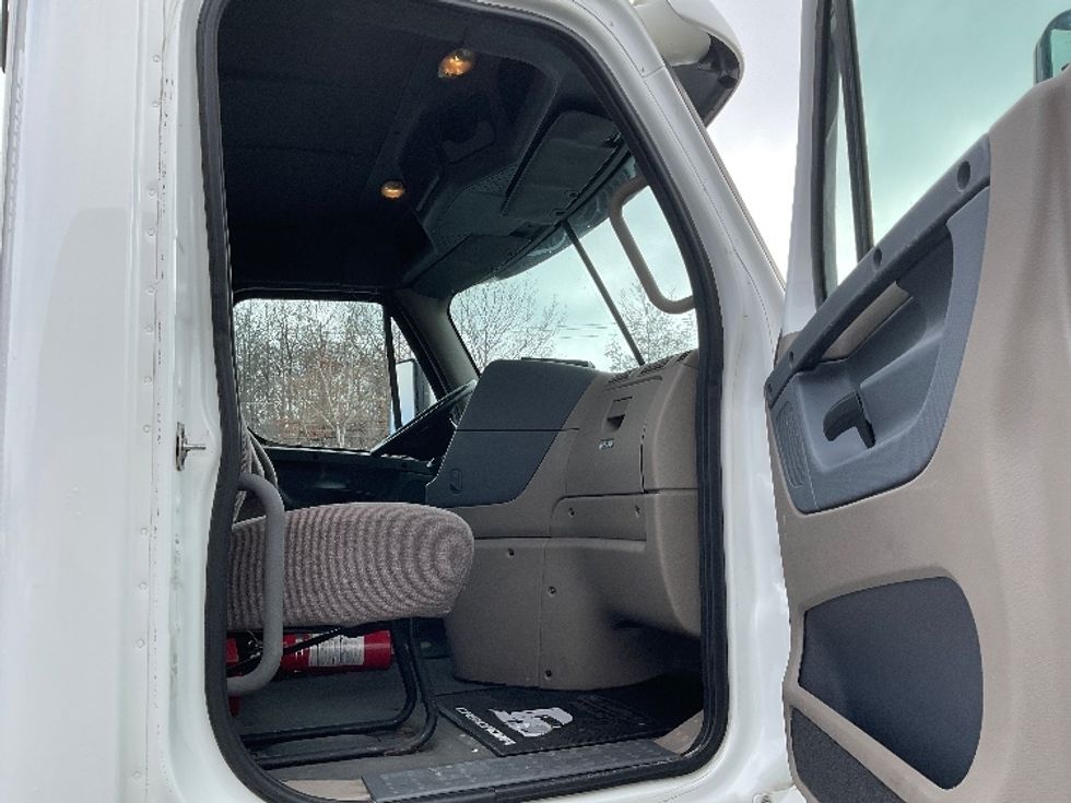 Day Cab Tractor-Heavy Duty Tractors-Freightliner-2019-Cascadia 12564ST-Jessup-PA-524,627\n\t\tmiles-$ 28,500 - Image 12