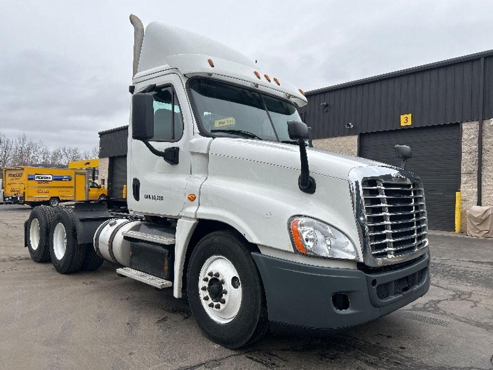 Day Cab Tractor-Heavy Duty Tractors-Freightliner-2019-Cascadia 12564ST-Jessup-PA-540,000\n\t\tmiles-$ 27,750 - Image 1