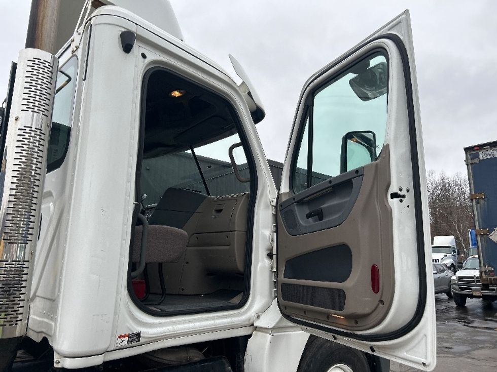 Day Cab Tractor-Heavy Duty Tractors-Freightliner-2019-Cascadia 12564ST-Jessup-PA-540,000\n\t\tmiles-$ 27,750 - Image 12