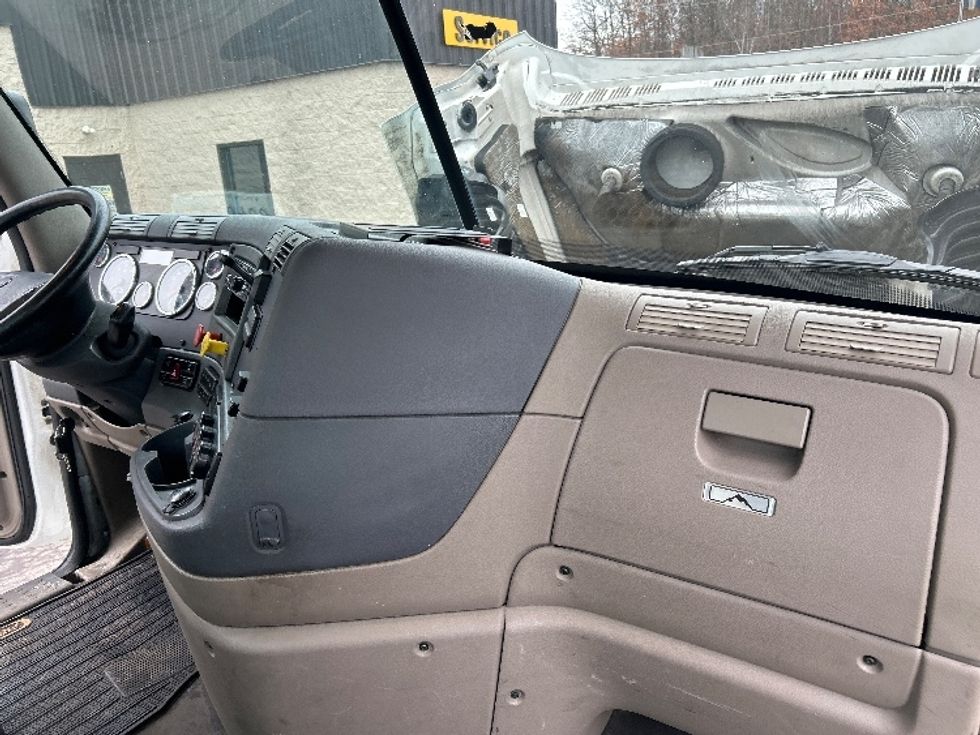 Day Cab Tractor-Heavy Duty Tractors-Freightliner-2019-Cascadia 12564ST-Jessup-PA-540,000\n\t\tmiles-$ 27,750 - Image 13