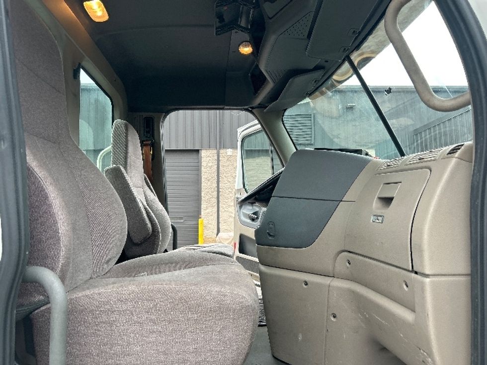Day Cab Tractor-Heavy Duty Tractors-Freightliner-2019-Cascadia 12564ST-Jessup-PA-540,000\n\t\tmiles-$ 27,750 - Image 14
