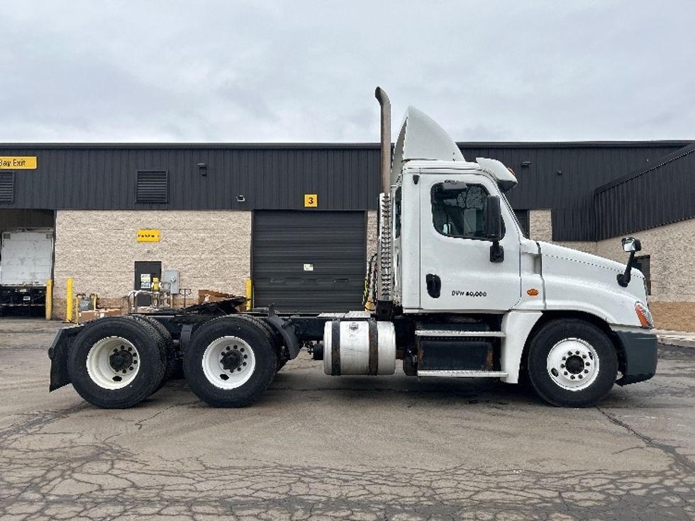Day Cab Tractor-Heavy Duty Tractors-Freightliner-2019-Cascadia 12564ST-Jessup-PA-540,000\n\t\tmiles-$ 27,750 - Image 8