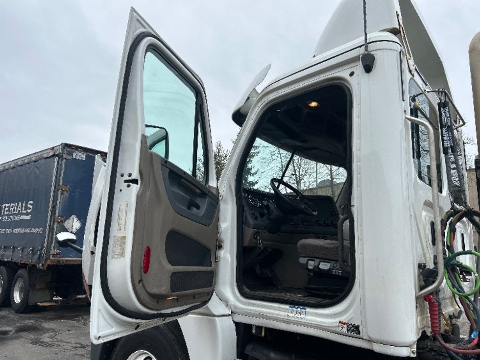 Day Cab Tractor-Heavy Duty Tractors-Freightliner-2019-Cascadia 12564ST-Jessup-PA-540,000\n\t\tmiles-$ 27,750 - Image 9