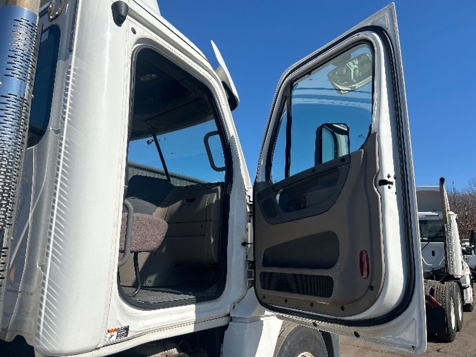 Day Cab Tractor-Heavy Duty Tractors-Freightliner-2019-Cascadia 12564ST-Jessup-PA-551,721\n\t\tmiles-$ 27,250 - Image 12