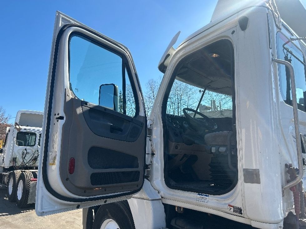 Day Cab Tractor-Heavy Duty Tractors-Freightliner-2019-Cascadia 12564ST-Jessup-PA-551,721\n\t\tmiles-$ 27,250 - Image 9