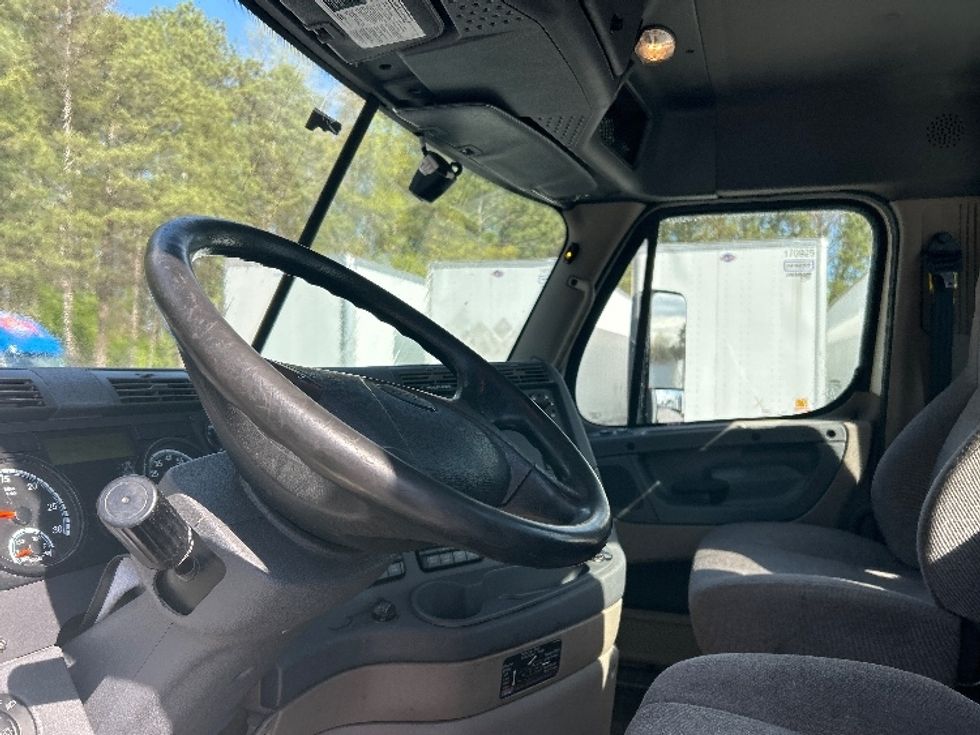 Day Cab Tractor-Heavy Duty Tractors-Freightliner-2019-Cascadia 12564ST-Jonesboro-GA-438,077\n\t\tmiles-$ 49,500 - Image 10