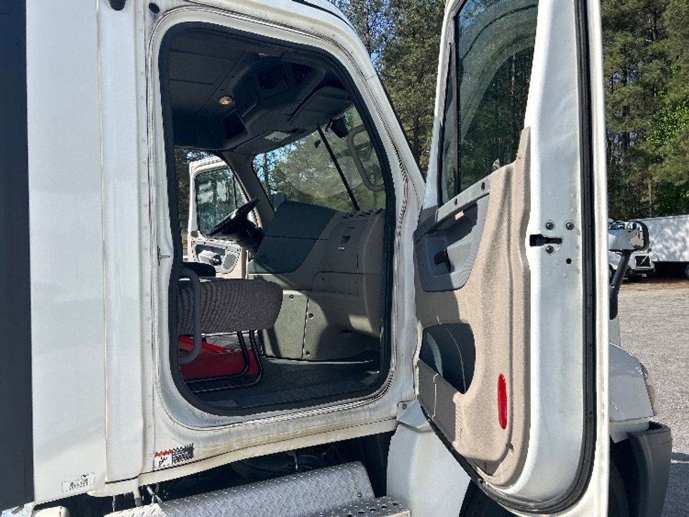 Day Cab Tractor-Heavy Duty Tractors-Freightliner-2019-Cascadia 12564ST-Jonesboro-GA-438,077\n\t\tmiles-$ 49,500 - Image 12