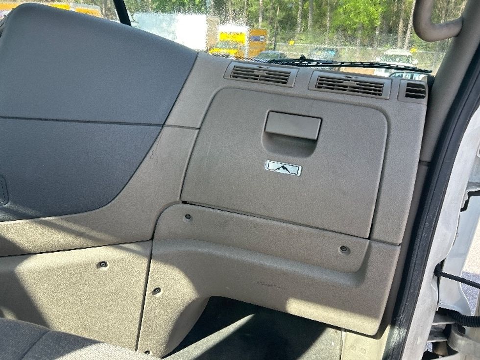 Day Cab Tractor-Heavy Duty Tractors-Freightliner-2019-Cascadia 12564ST-Jonesboro-GA-438,077\n\t\tmiles-$ 49,500 - Image 13