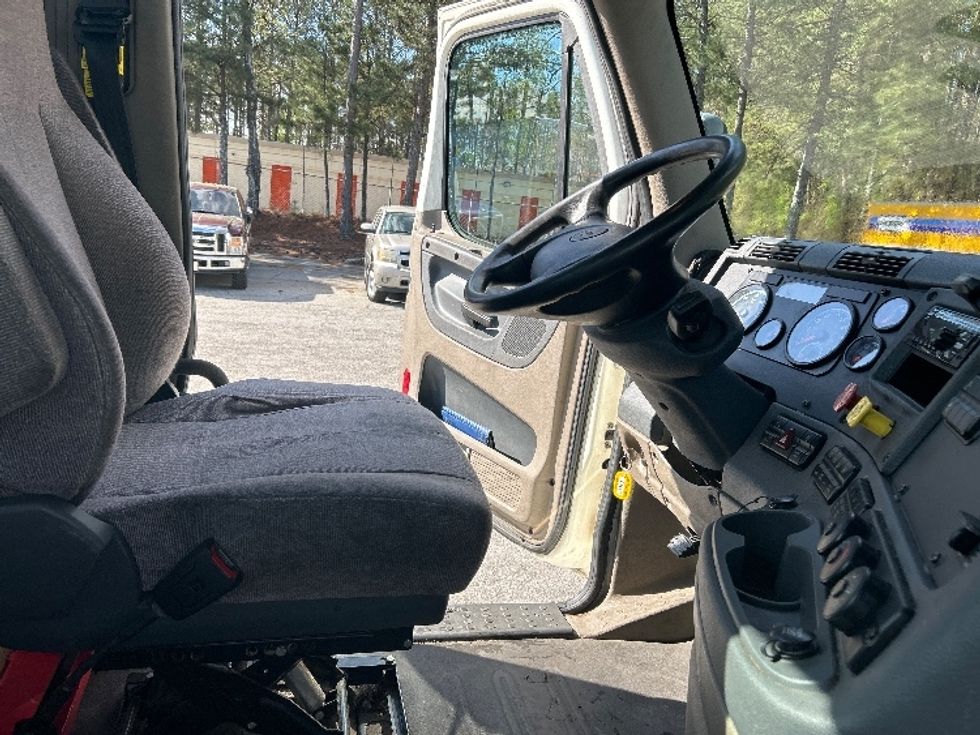 Day Cab Tractor-Heavy Duty Tractors-Freightliner-2019-Cascadia 12564ST-Jonesboro-GA-438,077\n\t\tmiles-$ 49,500 - Image 14