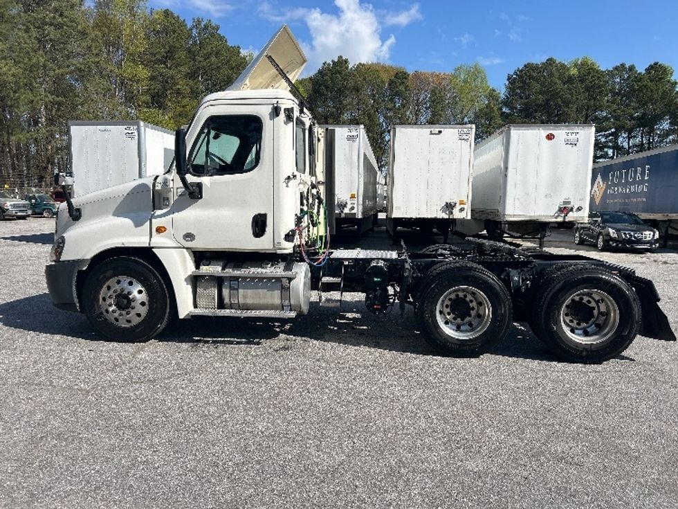 Day Cab Tractor-Heavy Duty Tractors-Freightliner-2019-Cascadia 12564ST-Jonesboro-GA-438,077\n\t\tmiles-$ 49,500 - Image 4