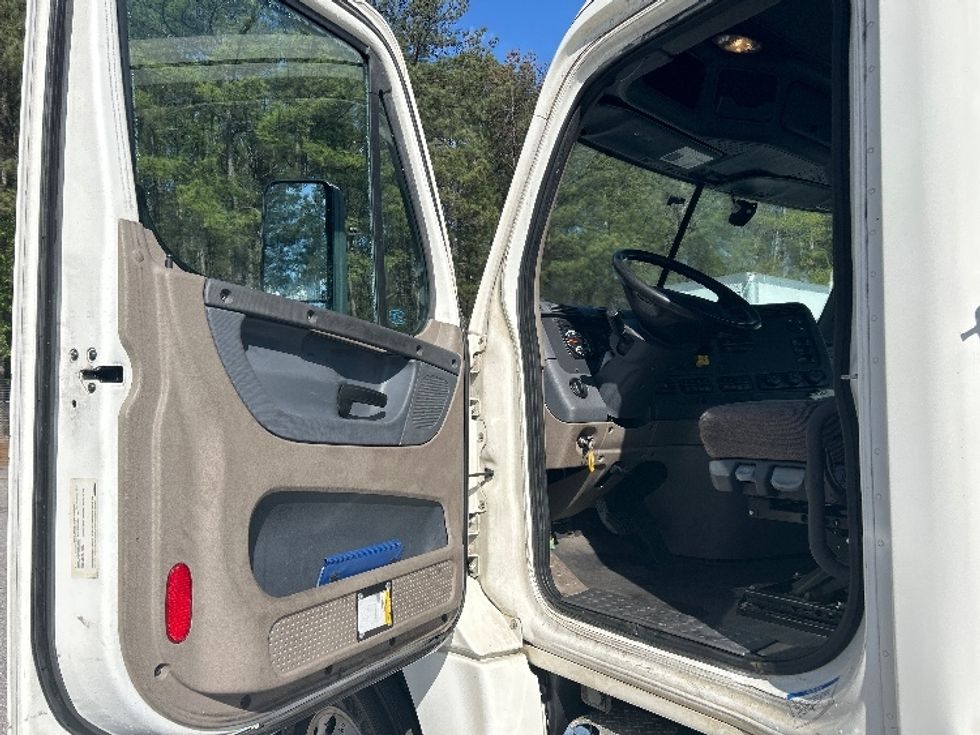 Day Cab Tractor-Heavy Duty Tractors-Freightliner-2019-Cascadia 12564ST-Jonesboro-GA-438,077\n\t\tmiles-$ 49,500 - Image 9