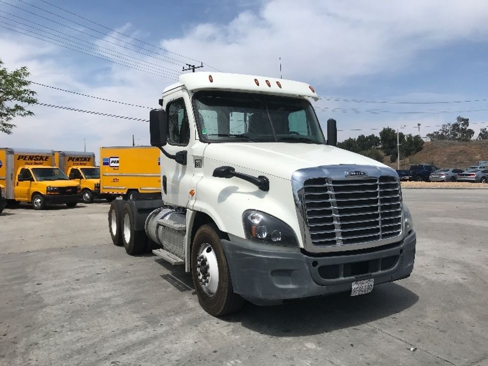 Day Cab Tractor-Heavy Duty Tractors-Freightliner-2019-Cascadia 12564ST-Jurupa Valley-CA-283,697\n\t\tmiles-$ 49,250 - Image 1