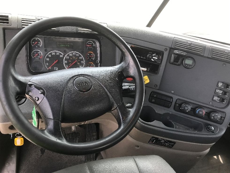 Day Cab Tractor-Heavy Duty Tractors-Freightliner-2019-Cascadia 12564ST-Jurupa Valley-CA-283,697\n\t\tmiles-$ 49,250 - Image 11