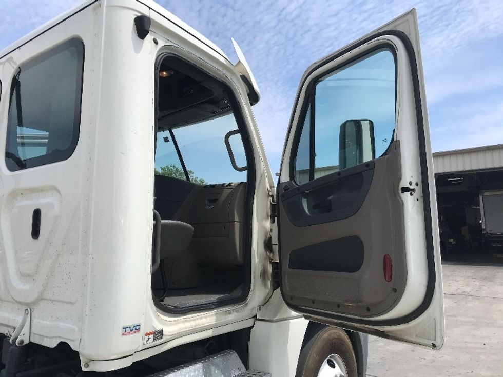 Day Cab Tractor-Heavy Duty Tractors-Freightliner-2019-Cascadia 12564ST-Jurupa Valley-CA-283,697\n\t\tmiles-$ 49,250 - Image 12