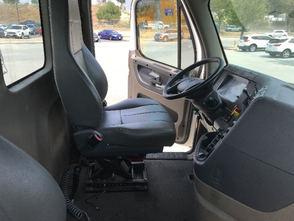 Day Cab Tractor-Heavy Duty Tractors-Freightliner-2019-Cascadia 12564ST-Jurupa Valley-CA-283,697\n\t\tmiles-$ 49,250 - Image 14