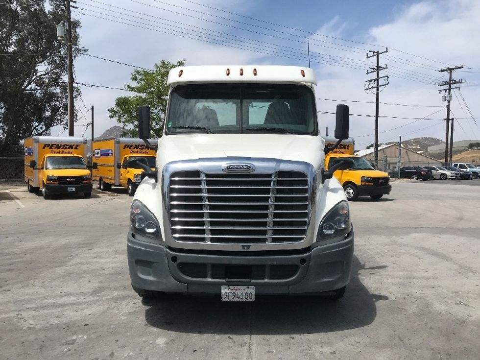 Day Cab Tractor-Heavy Duty Tractors-Freightliner-2019-Cascadia 12564ST-Jurupa Valley-CA-283,697\n\t\tmiles-$ 49,250 - Image 2