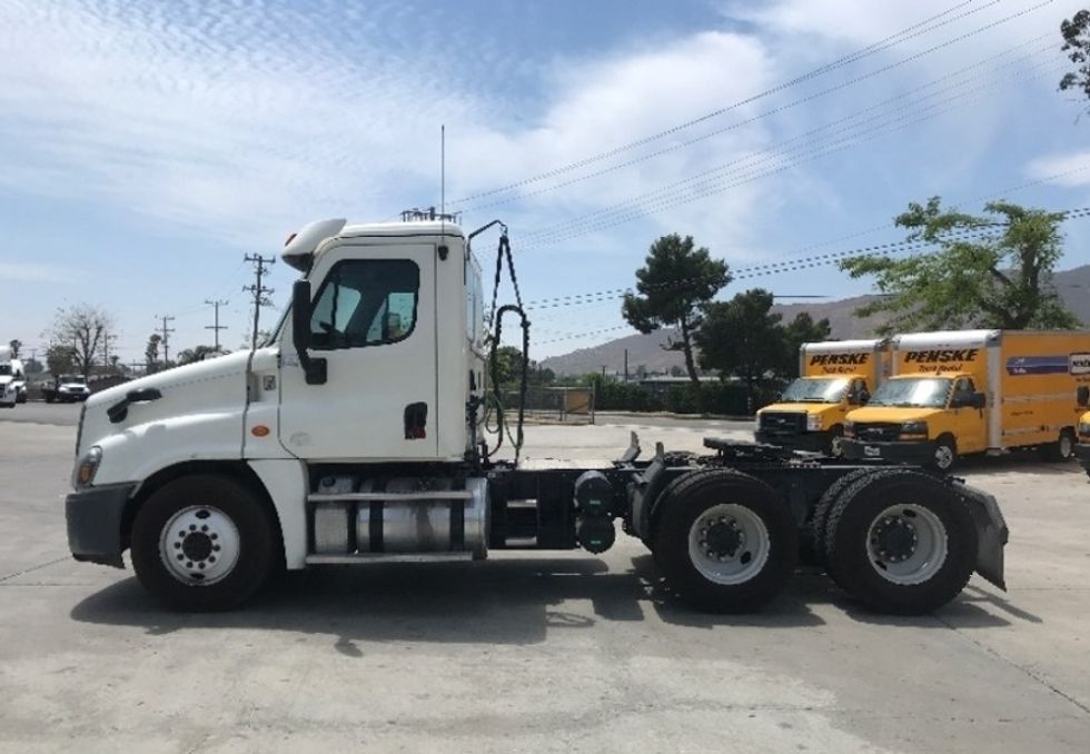 Day Cab Tractor-Heavy Duty Tractors-Freightliner-2019-Cascadia 12564ST-Jurupa Valley-CA-283,697\n\t\tmiles-$ 49,250 - Image 4