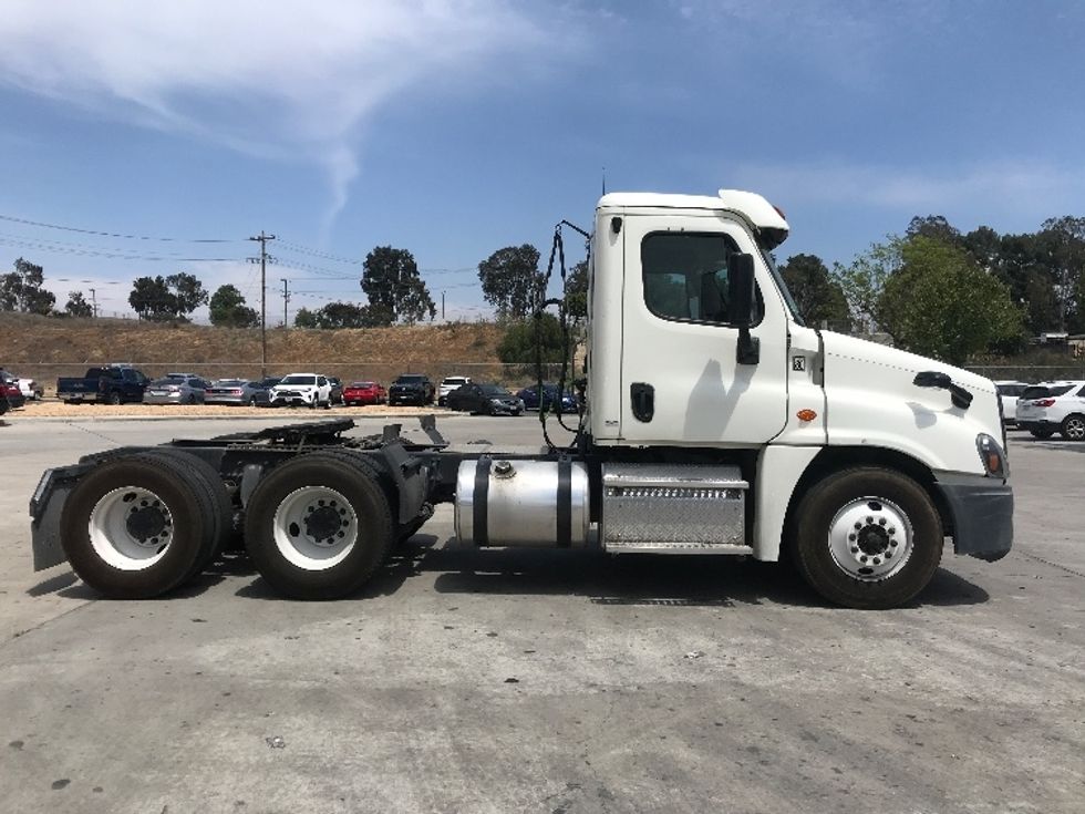 Day Cab Tractor-Heavy Duty Tractors-Freightliner-2019-Cascadia 12564ST-Jurupa Valley-CA-283,697\n\t\tmiles-$ 49,250 - Image 8
