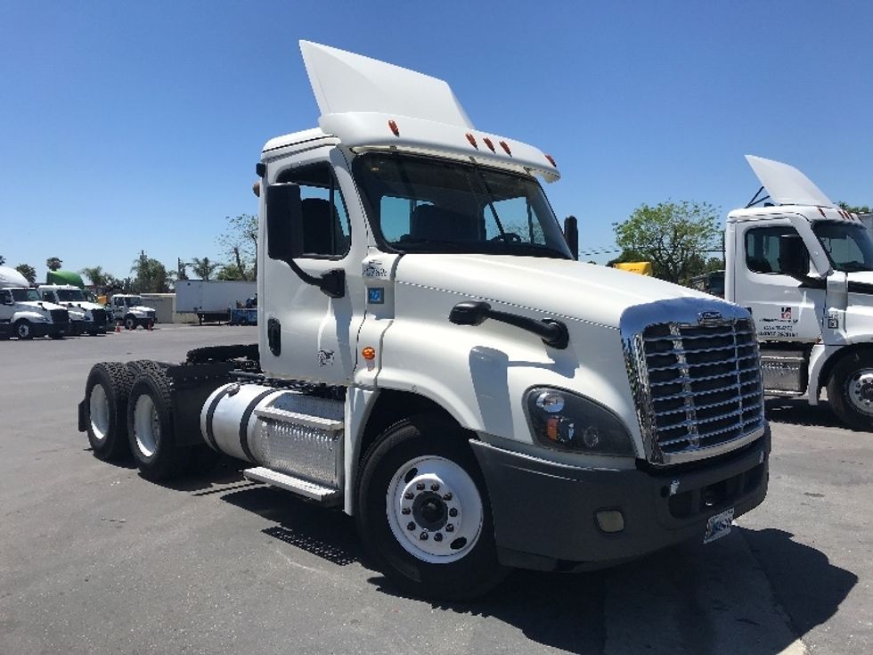 Day Cab Tractor-Heavy Duty Tractors-Freightliner-2019-Cascadia 12564ST-Jurupa Valley-CA-545,087\n\t\tmiles-$ 33,250 - Image 1