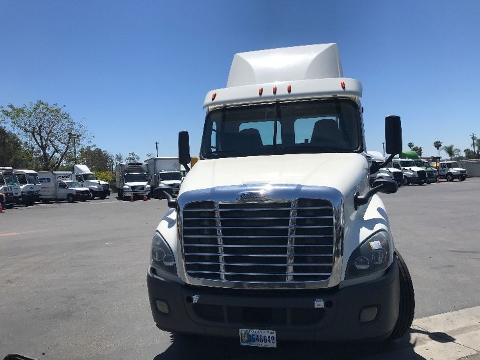 Day Cab Tractor-Heavy Duty Tractors-Freightliner-2019-Cascadia 12564ST-Jurupa Valley-CA-545,087\n\t\tmiles-$ 33,250 - Image 2