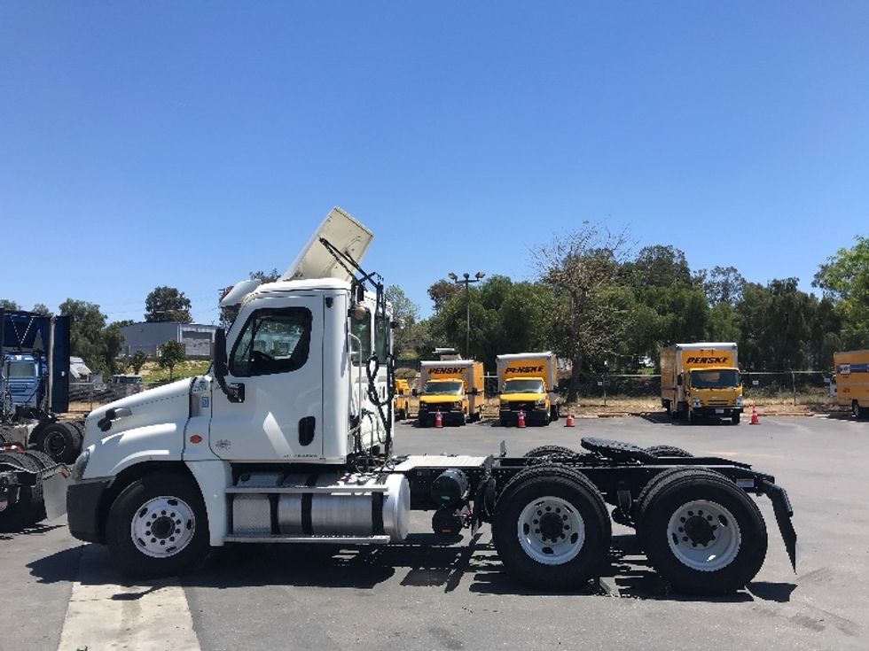 Day Cab Tractor-Heavy Duty Tractors-Freightliner-2019-Cascadia 12564ST-Jurupa Valley-CA-545,087\n\t\tmiles-$ 33,250 - Image 4
